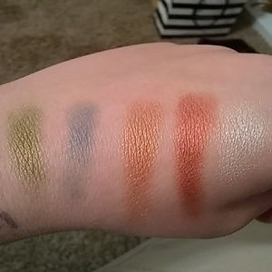 Colorful pigmented eyeshadow palette